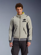 Alpinestars Moblast wasserdichte Jacke, hell- und dunkelgrauer urbaner Motorrad-Hoodie mit gelbem Kapuzenfutter, Fronttaschen und schwarzen Reißverschlüssen, kombiniert mit einer schwarzen Cargohose, modernes sportliches Design