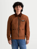 Alpinestars Mustang Wp Jacke, urbane Herren-Motorradjacke in Rostbraun und Dunkelbraun, Frontansicht an einem Model mit Arbeitskleidungs-Stil und Cordkragen