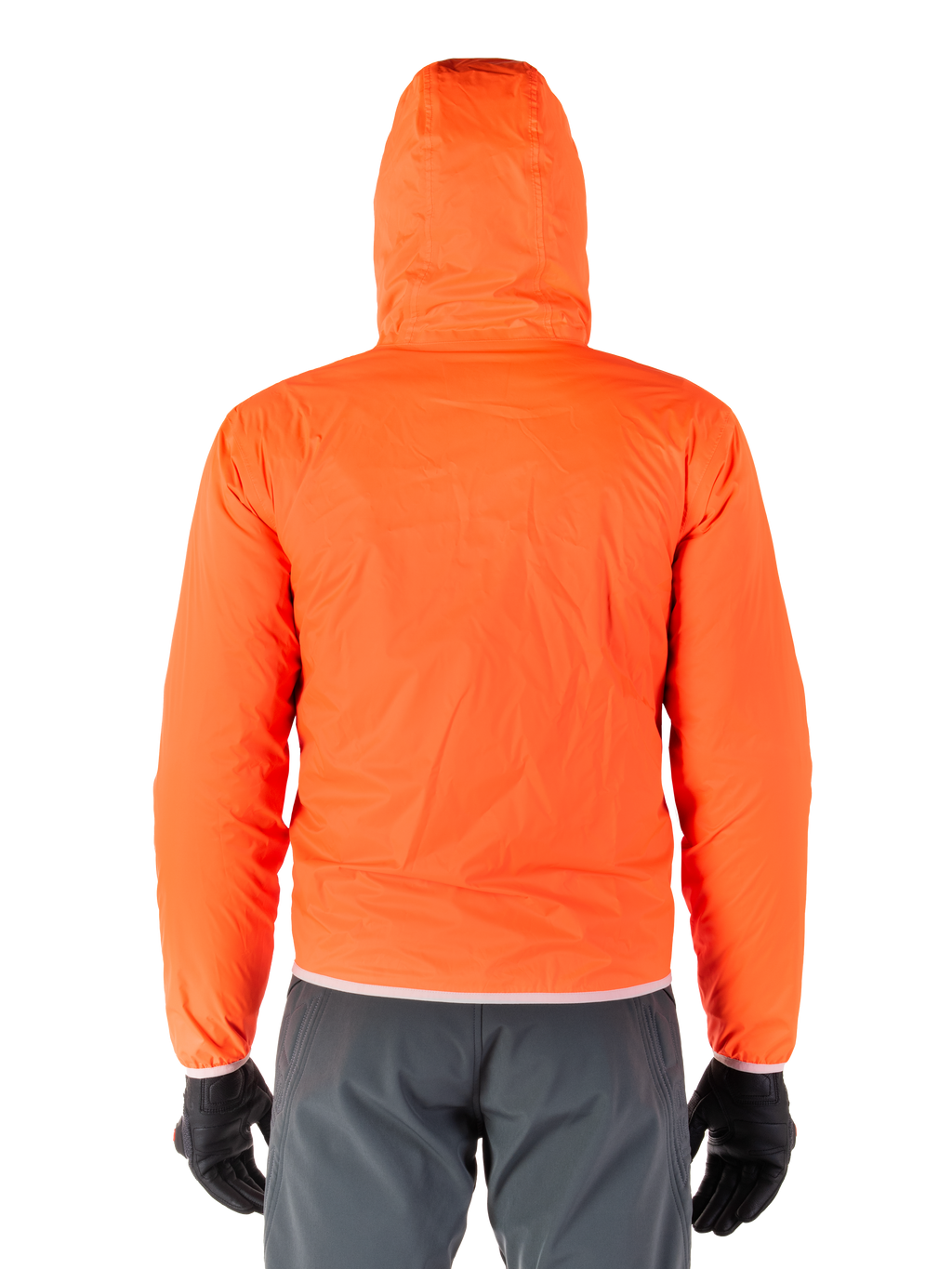 Alpinestars Mohobbs Wasserdichte Jacke, packbarer Regenschutz in Bright Orange Fluo, Rückansicht der leichten Kapuzenjacke, getragen mit dunkelgrauer Motorradhose und schwarzen Handschuhen