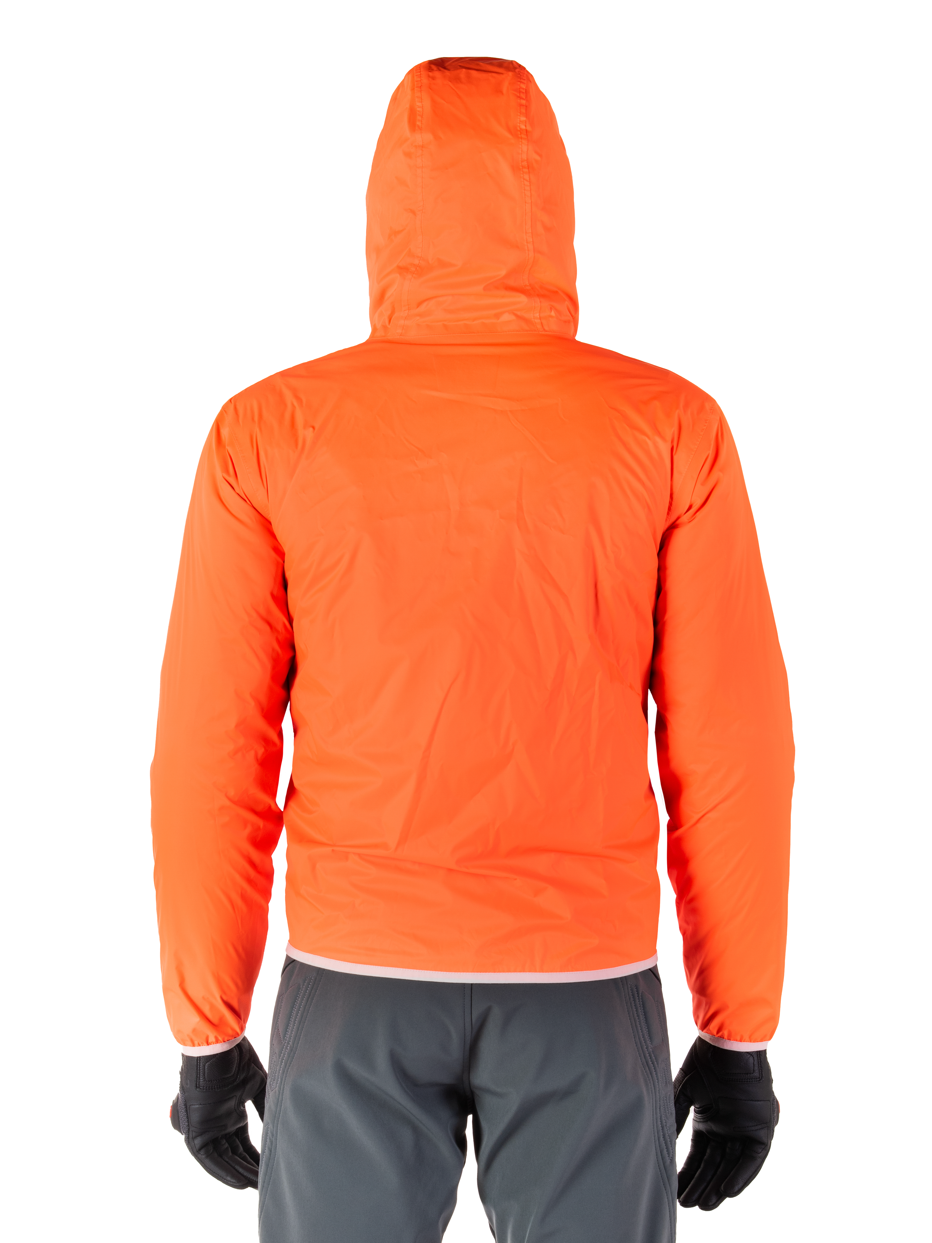 Alpinestars Mohobbs Wasserdichte Jacke, packbarer Regenschutz in Bright Orange Fluo, Rückansicht der leichten Kapuzenjacke, getragen mit dunkelgrauer Motorradhose und schwarzen Handschuhen