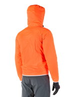 Alpinestars Mohobbs Waterproof Jacke, packbarer Notfall-Regenschutz in leuchtendem Orange Fluo, Rückansicht mit sturmsicherer Kapuze, kombiniert mit dunkelgrauer Fahrhose und schwarzen Handschuhen, leichte wasserdichte urbane Motorradausrüstung