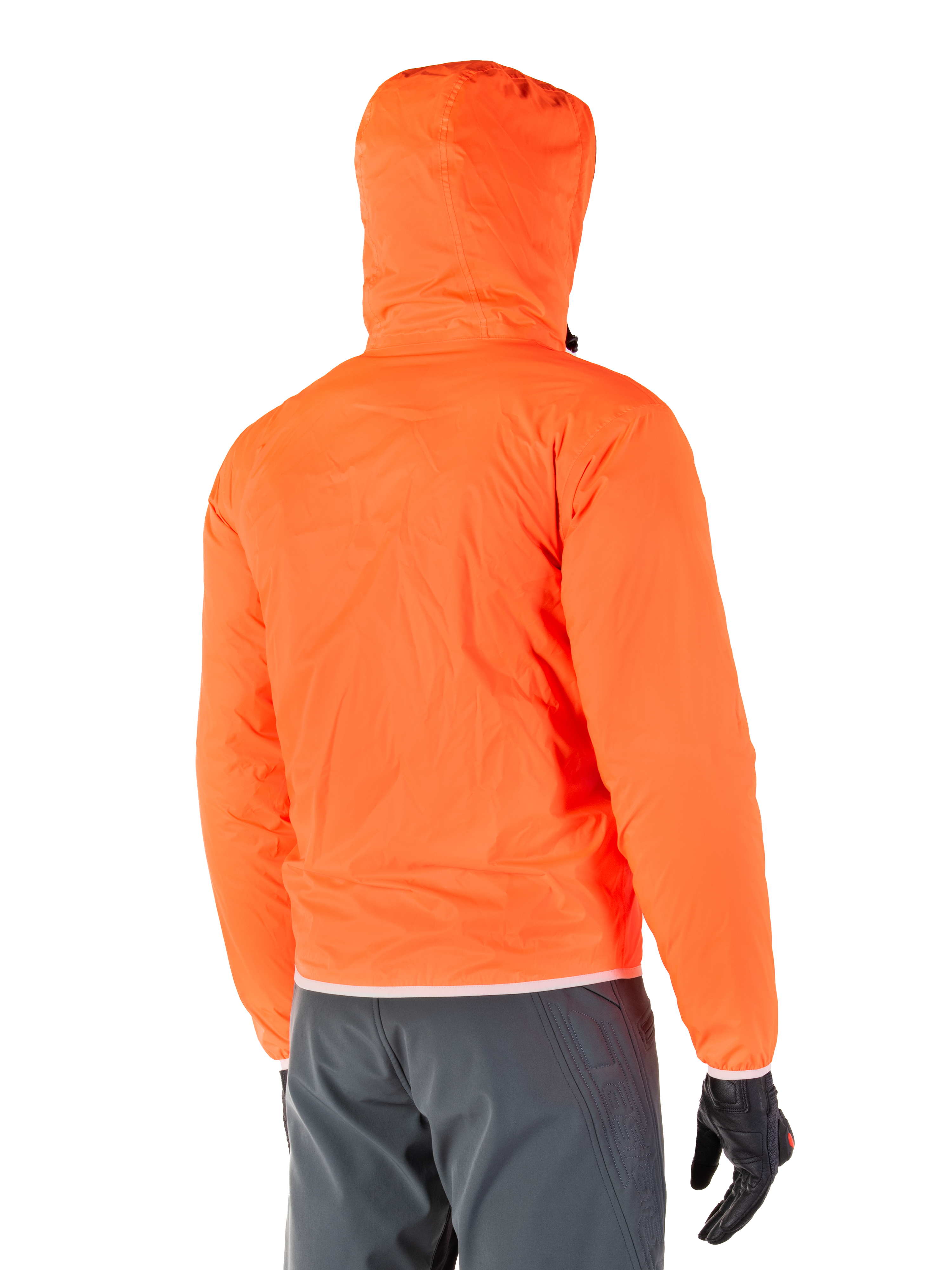 Alpinestars Mohobbs Waterproof Jacke, packbarer Notfall-Regenschutz in leuchtendem Orange Fluo, Rückansicht mit sturmsicherer Kapuze, kombiniert mit dunkelgrauer Fahrhose und schwarzen Handschuhen, leichte wasserdichte urbane Motorradausrüstung