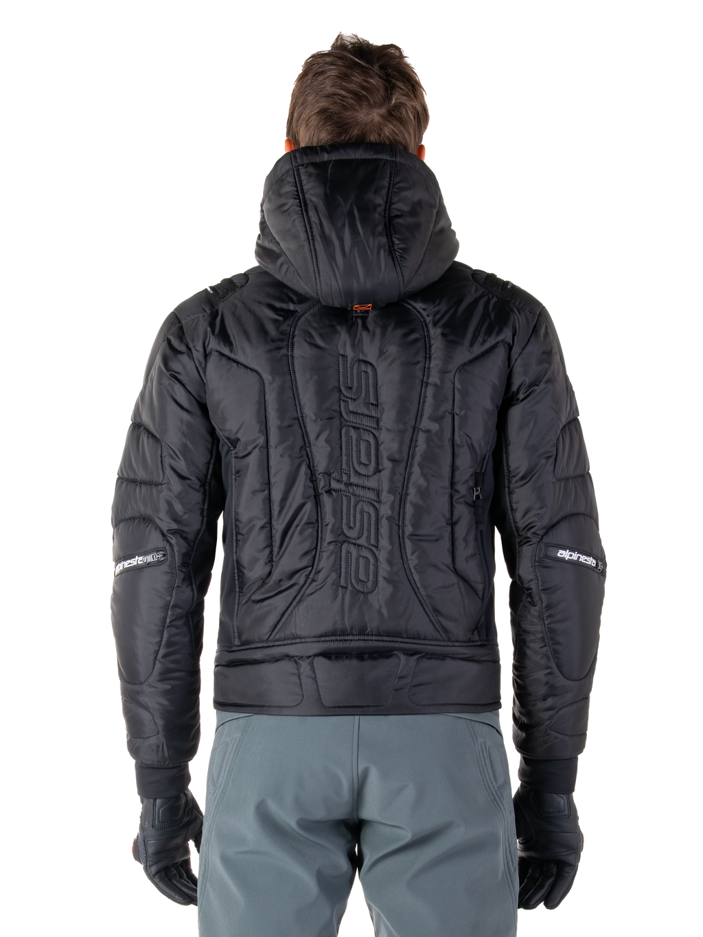 Alpinestars Mohobbs Wasserdichte Jacke, Schwarz, Rückansicht mit gesteppter, wattierter Konstruktion, vertikaler „astars“-Schriftzug auf dem Rücken, Kapuze aufgesetzt, moderner Moto-Streetwear-Stil