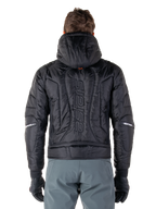 Alpinestars Mohobbs Wasserdichte Jacke, Schwarz, Rückansicht mit gesteppter, wattierter Konstruktion, vertikaler „astars“-Schriftzug auf dem Rücken, Kapuze aufgesetzt, moderner Moto-Streetwear-Stil