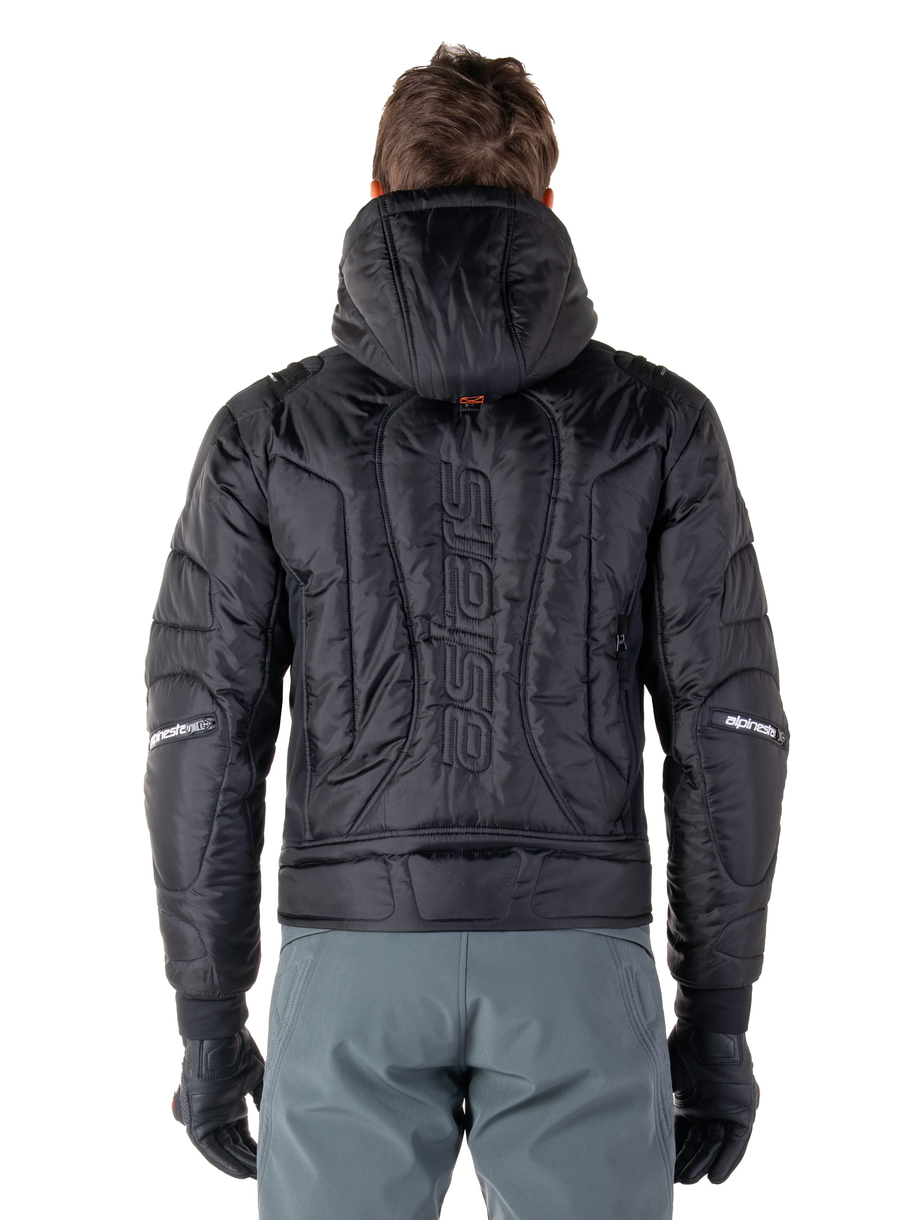 Alpinestars Mohobbs Wasserdichte Jacke, Schwarz, Rückansicht mit gesteppter, wattierter Konstruktion, vertikaler „astars“-Schriftzug auf dem Rücken, Kapuze aufgesetzt, moderner Moto-Streetwear-Stil