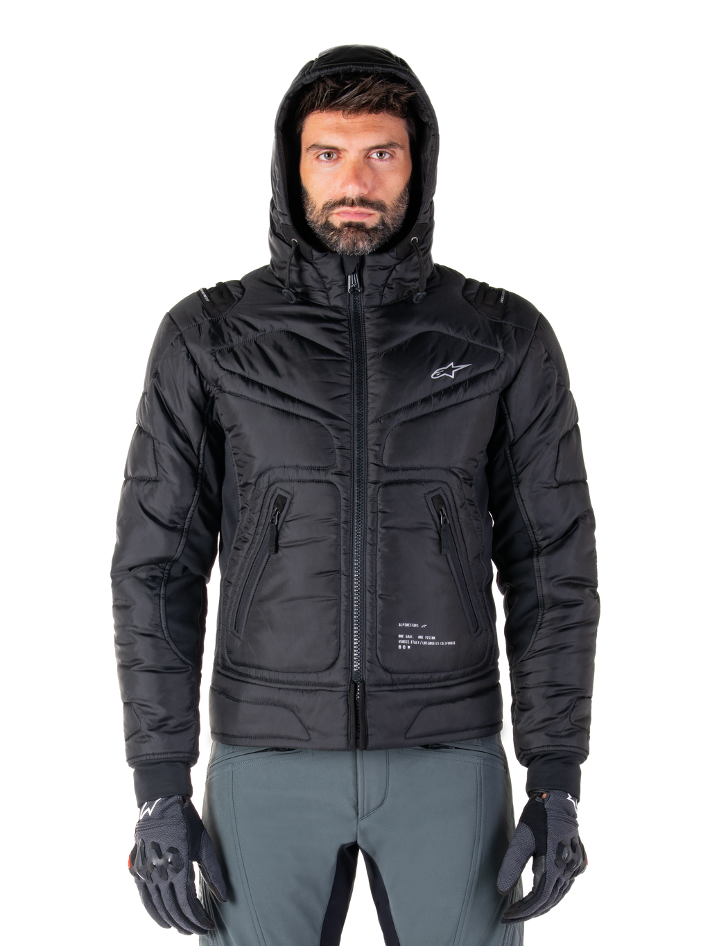 Alpinestars Mohobbs wasserdichte Jacke, schwarze gesteppte Motorrad-Bomberjacke, Design mit Kapuze und weißem Stern-Logo auf der Brust, Reißverschluss vorne, urbaner Streetwear-Stil für Fahrer