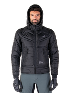 Alpinestars Mohobbs wasserdichte Jacke, schwarze gesteppte Motorrad-Bomberjacke, Design mit Kapuze und weißem Stern-Logo auf der Brust, Reißverschluss vorne, urbaner Streetwear-Stil für Fahrer