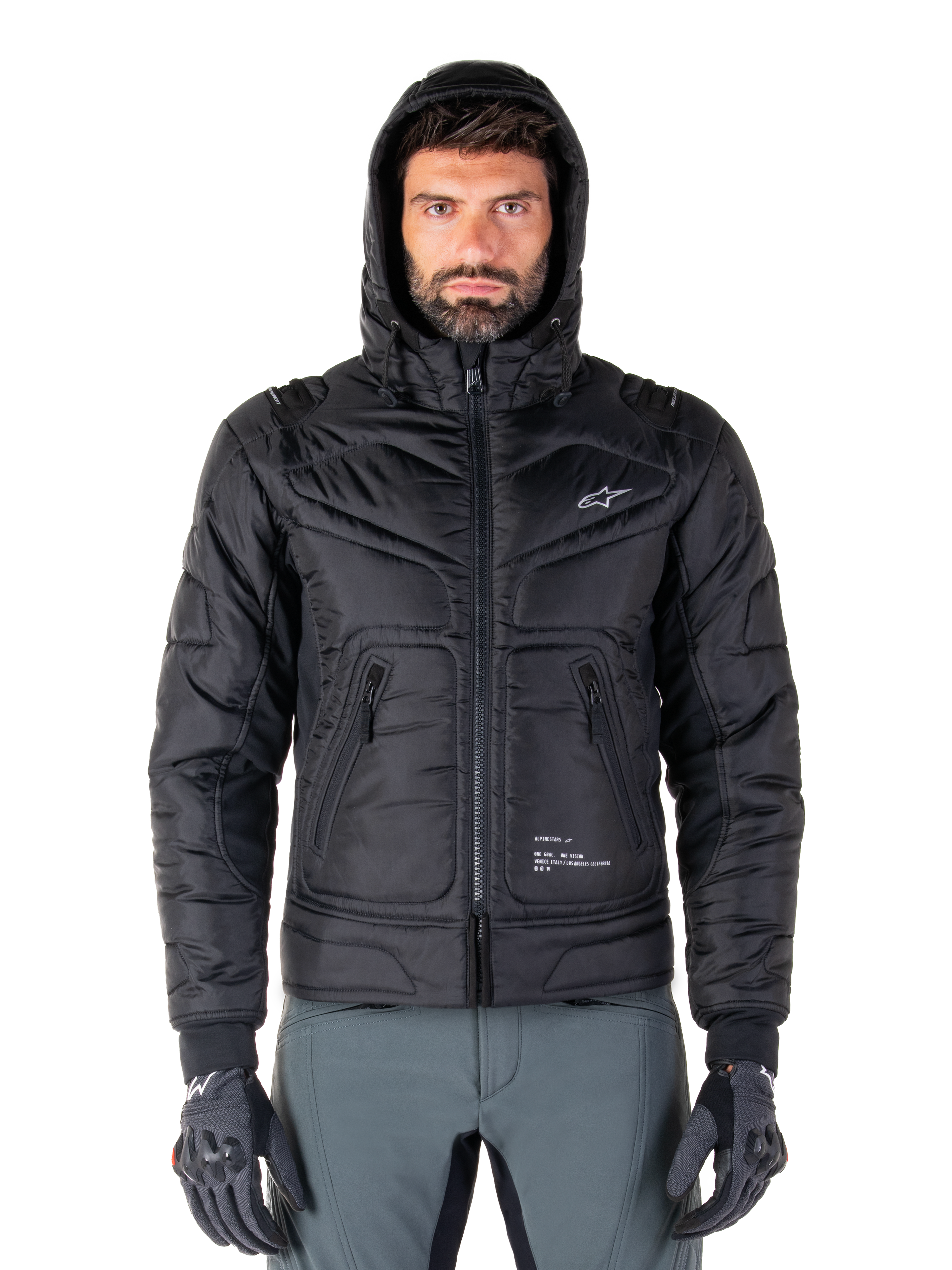 Alpinestars Mohobbs wasserdichte Jacke, schwarze gesteppte Motorrad-Bomberjacke, Design mit Kapuze und weißem Stern-Logo auf der Brust, Reißverschluss vorne, urbaner Streetwear-Stil für Fahrer