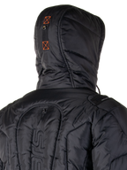 Alpinestars Mohobbs Wasserdichte Jacke, Gesteppte Motorrad-Bomberjacke, Schwarz und Orange Fluo, gesteppte Textur mit isolierter Wattierung, verfügt über eine Kapuze und einen Frontreißverschluss, moderne urbane Streetwear für das Motorradfahren