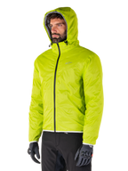 Alpinestars Mohobbs Wasserdichte Jacke, verstaubares Regenfutter in Lime Punch, leuchtend neongrüne Kapuzenjacke, kombiniert mit schwarzer Hose und grauen Handschuhen, von Urban Streetwear inspirierte Motorradbekleidung