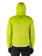 Alpinestars Mohobbs Wasserdichte Jacke, packbarer Regenschutz in Lime Punch, leuchtend hellgrüne Kapuzenjacke, Rückansicht, getragen mit schwarzer Hose und Handschuhen, wasserdichte Motorrad-Streetwear