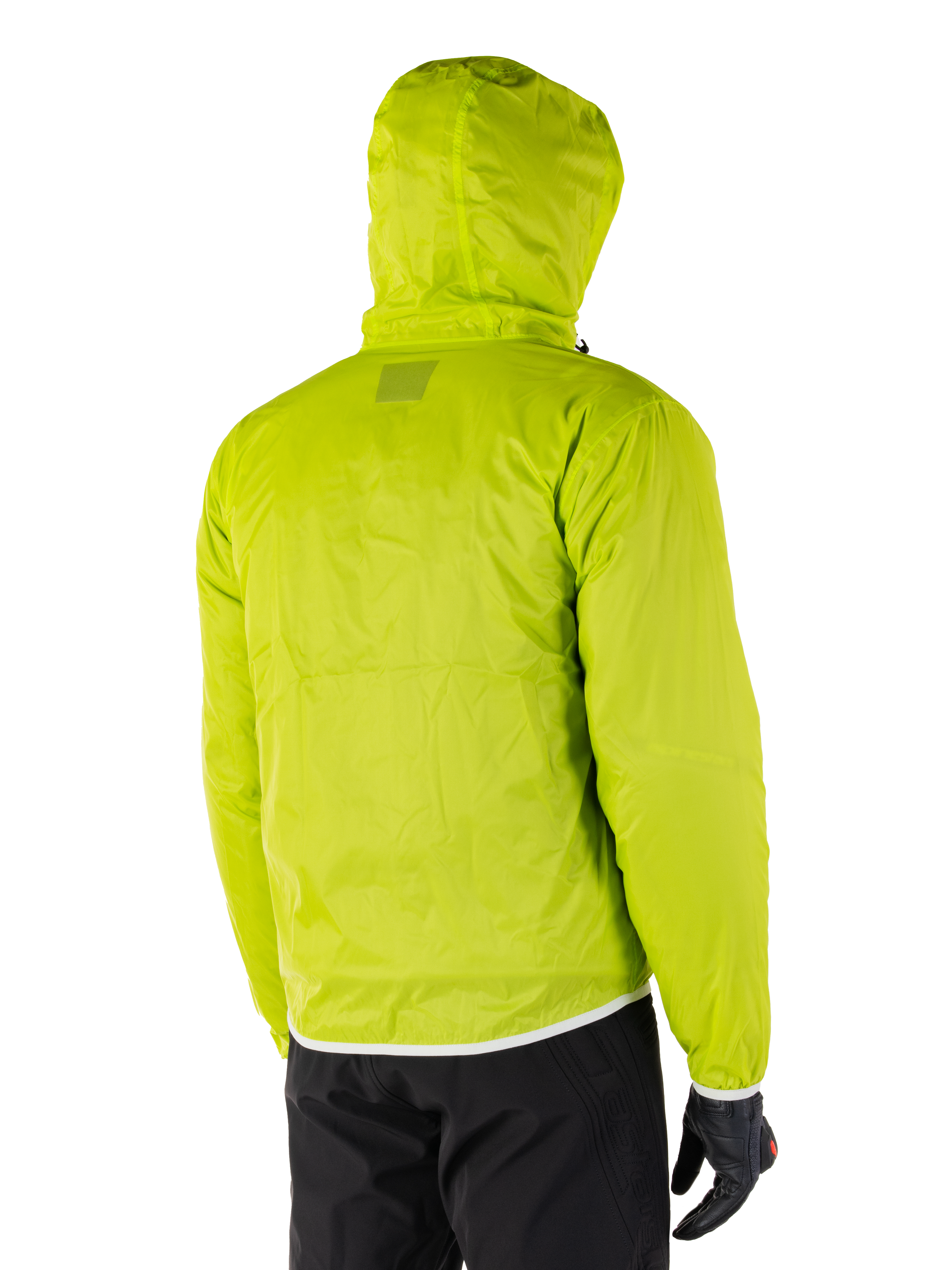 Alpinestars Mohobbs Wasserdichte Jacke, packbares Regenfutter in Lime Punch, Rückansicht der neongrünen wasserdichten Schicht mit Kapuze, getragen mit schwarzer Motorradhose und Handschuhen
