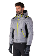 Alpinestars Mohobbs Wasserdichte Jacke, Lunar Gray Lime Punch, gesteppte Bomber-Motorradjacke für Herren mit neongelben Reißverschlüssen und Kordelzug-Akzenten, getragen mit schwarzer Motorradhose und Handschuhen, modernes Urban-Moto-Streetwear-Design mit Kapuze