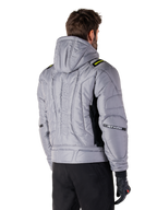 Alpinestars Mohobbs Wasserdichte Jacke in Lunar Gray und Lime Punch, Rückansicht an einem Model, gestepptes wattiertes Bomber-Design mit vertikal geprägtem Astars-Branding auf dem Rücken, limettengrüne Schulterakzente, mit Kapuze, getragen mit schwarzer Motorradhose und Handschuhen.