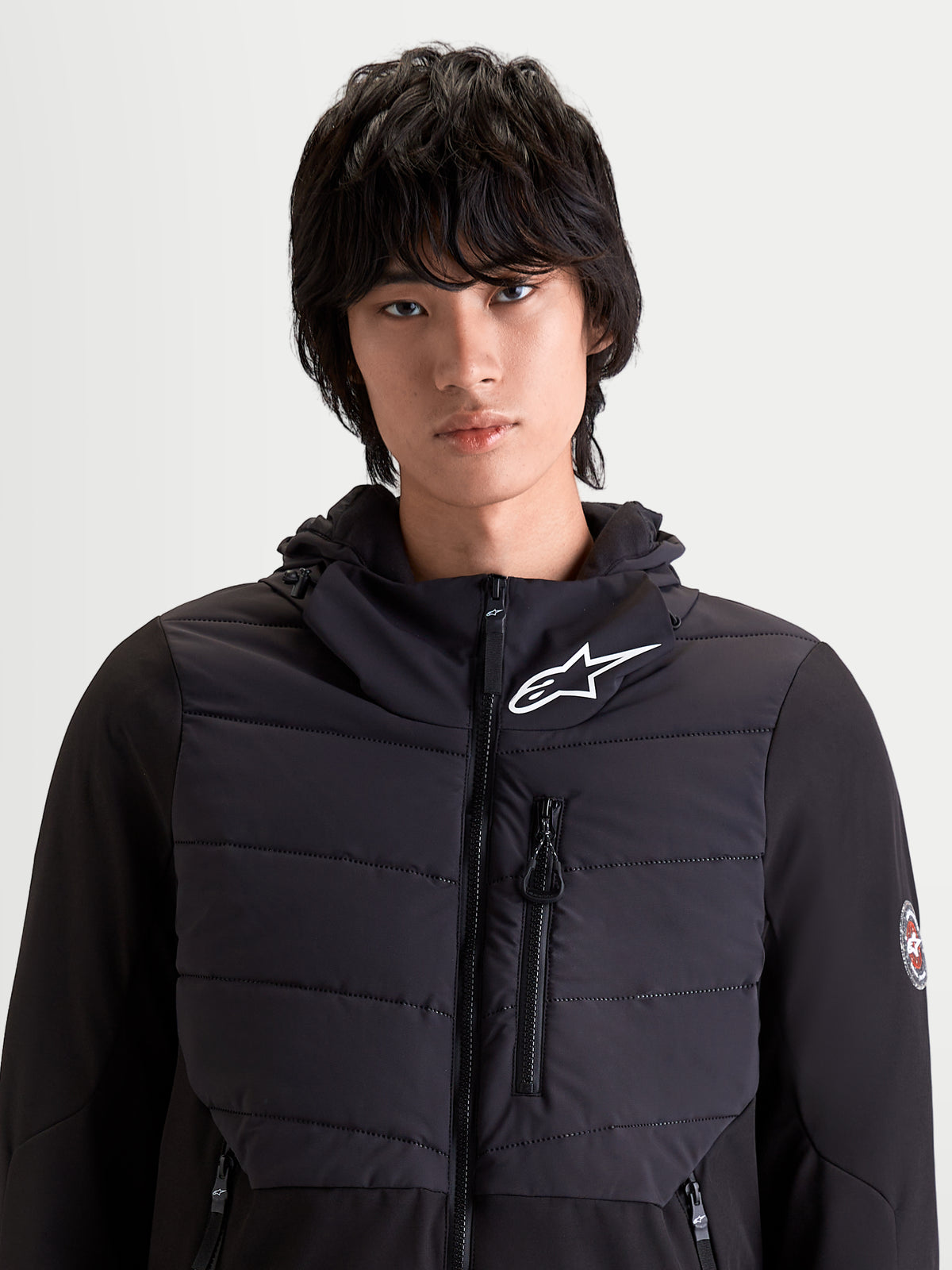 Alpinestars Therma Tech Wp Jacke, urbane Herren-Motorradjacke in Schwarz, Vorderansicht an einem Model mit integriertem Kapuzensystem