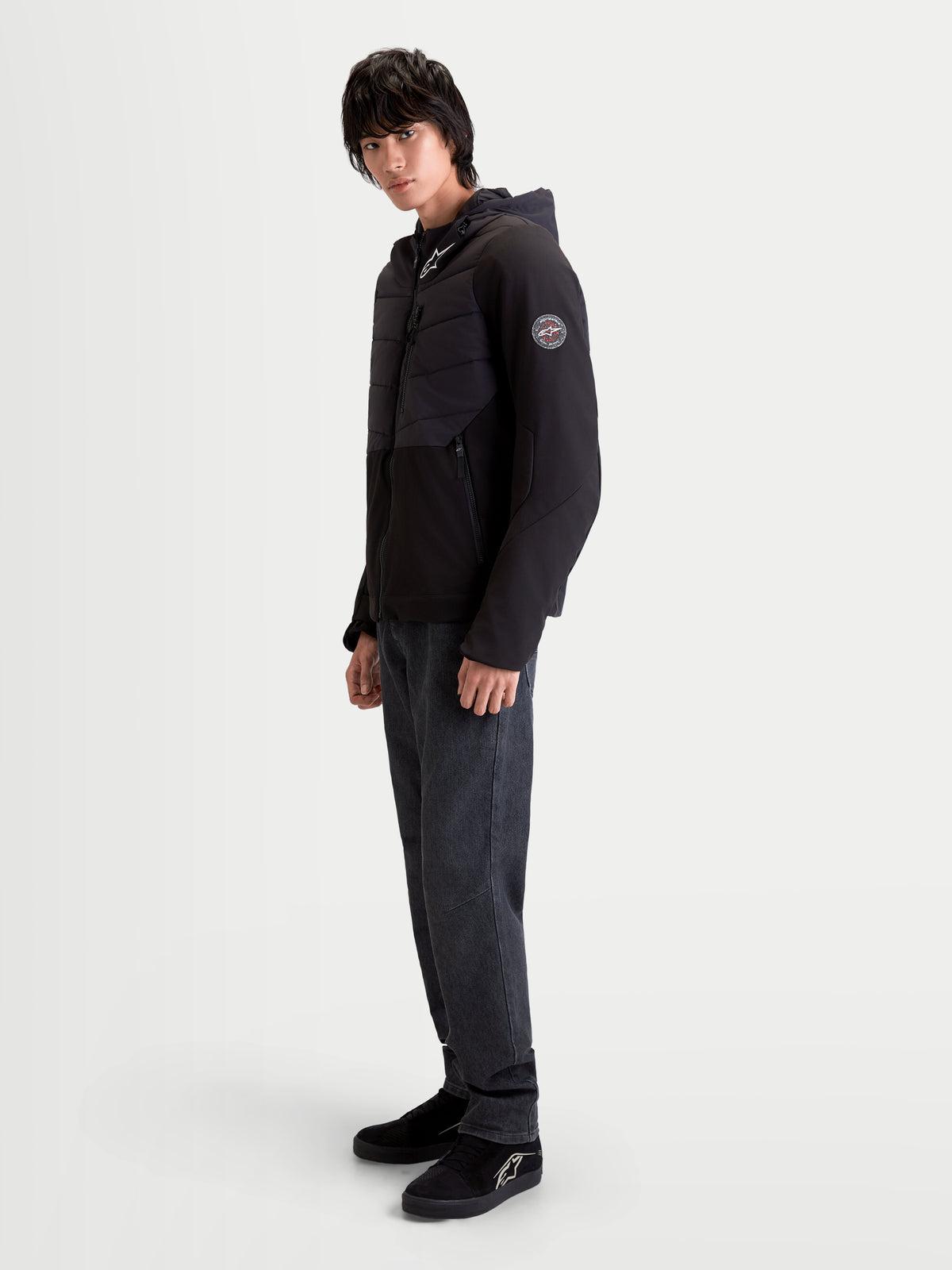 Alpinestars Therma Tech Wp Jacke, urbane Motorradjacke für Herren in Schwarz, Seitenansicht an einem Model mit integrierter Kapuze