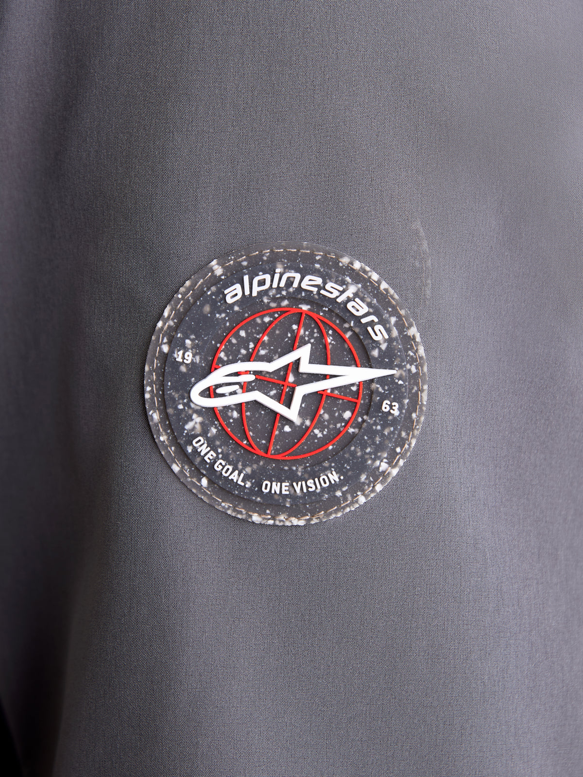 Alpinestars Therma Tech Wp Jk Jacken, Nahaufnahme des runden Markenlogos auf dem dunkelgrauen Textilärmel mit dem A-Star-Emblem
