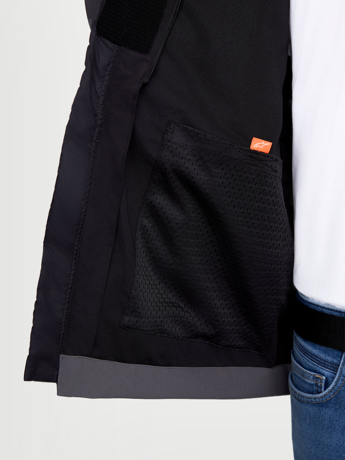Alpinestars Therma Tech Wp Jk Jacke, urbane Motorradjacke, Nahaufnahme der Innenseite mit Netztasche und Markenlogo, Schwarz und Dunkelgrau, Softshell-Textilkonstruktion