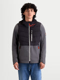 Alpinestars Therma-Tech Wasserdicht Jacke, urbane Herren-Motorradjacke in Schwarz und Dunkelgrau, Vorderansicht an einem Model mit Jeans, mit verschweißter Daunen-Konstruktion, wasserdichter Membran und integrierter Kapuze