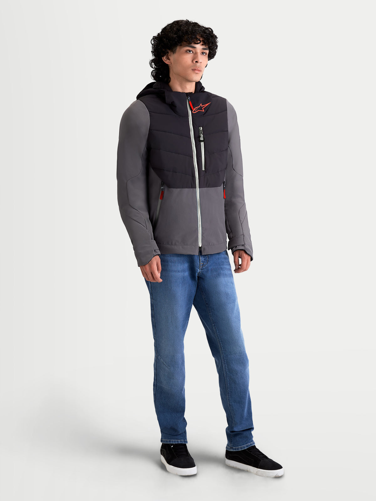 Alpinestars Therma-Tech Wasserdicht Jacke, urbane Motorradjacke für Herren in Schwarz und Dunkelgrau, Vorderansicht an einem Model mit integriertem Kapuzensystem