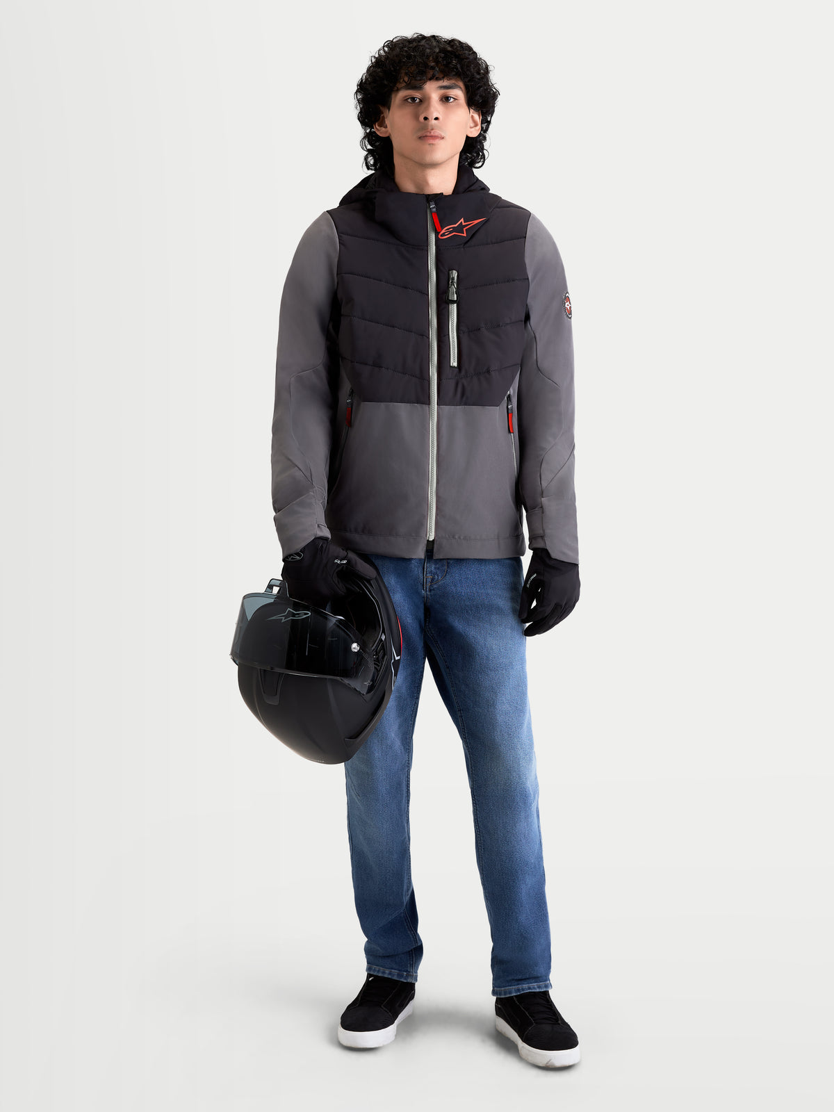 Alpinestars Therma-Tech Wasserdicht Jacke, urbane Herren-Motorradjacke in Schwarz und Dunkelgrau, Vorderansicht am Model mit Jeans, Handschuhen und Helm