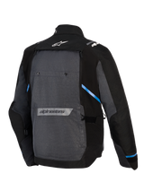 Alpinestars Cusco Drystar® Jacke, Adventure-Touring-Motorradjacke, Schwarz und Dunkelgrau, Rückansicht mit großem grauen Rückenteil, blauen Akzenten, Alpinestars-Logos auf dem oberen und unteren Rücken und strapazierfähiger Ripstop-Textilkonstruktion