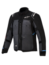 Alpinestars Cusco Drystar® Jacke, Adventure-Tourenjacke, Schwarz und Deep Gray, mit Ripstop-Textileinsätzen, weißem Alpinestars-Branding auf Brust und Schultern, mehreren Belüftungsreißverschlüssen und hellblauen Akzenten.