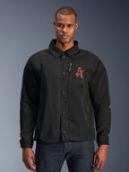 Alpinestars Revved WR Jacke, schwarze Motorradjacke mit Hemdkragen und Druckknopfleiste, rote 'A' Logo-Stickerei auf der Brust, vertikale Brusttasche mit Reißverschluss, elastische Bündchen, urbanes Coach-Jacken-Design