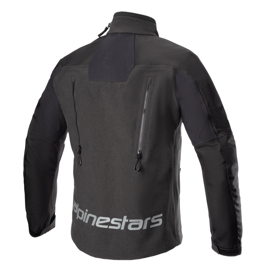 Alpinestars Hyde XT Drystar® XF Jacke, Motorradjacke, Schwarz, Rückansicht mit großem reflektierendem Alpinestars-Logo am unteren Rücken, zwei vertikalen Belüftungsöffnungen mit Reißverschlüssen und strukturierten Ripstop-Einsätzen