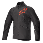 Alpinestars Hyde XT Drystar XF Jacke, technische Motorradjacke in Schwarz und leuchtendem Rot, großes rotes Stern-Logo auf der Brust, vertikale Belüftungsreißverschlüsse an der Brust, hoher Kragen, texturiertes Vier-Wege-Stretchgewebe, entwickelt für Adventure- und Offroad-Fahrten