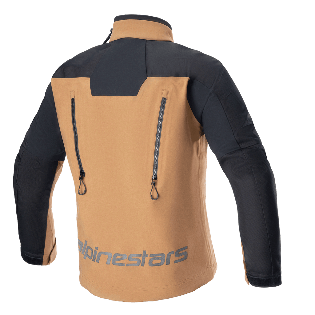 Alpinestars Hyde XT Drystar® XF Jacke, Adventure-Motorradjacke, Sand und Schwarz, Rückansicht mit zwei vertikalen Belüftungsreißverschlüssen, schwarz verstärkte Schultern und Ärmel, Alpinestars-Branding auf dem unteren Rücken, technische wasserdichte Tourenbekleidung