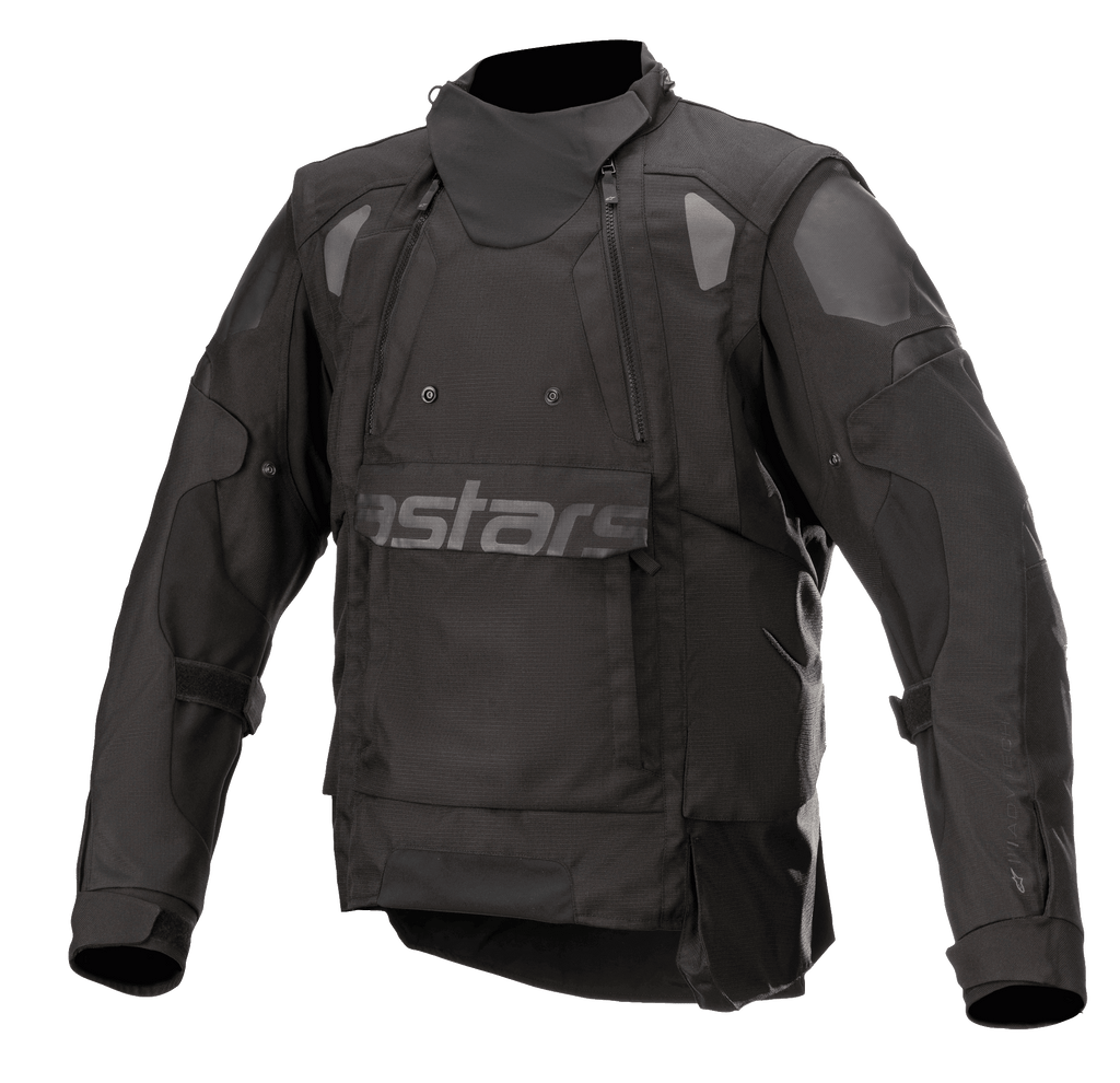 Alpinestars Halo Drystar® Jacke, schwarze Adventure-Motorradjacke, High-Tech-Kragen, zwei Brustreißverschlüsse, große Frontklappe mit dezentem Astars-Branding, verstärkte Schultern und Ellbogen, wasserdichte Ganzjahres-Tourenbekleidung