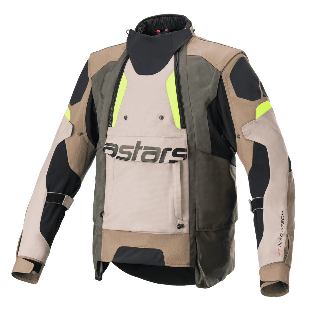 Alpinestars Halo Drystar® Jacke, Motorrad-Adventure-Tourenjacke, Dunkelkhaki und Sand mit neongelben Akzenten, großer Belüftungseinsatz vorne mit astars-Branding, hoher Kragen, robuste Textilkonstruktion für Fahrten zu jeder Jahreszeit