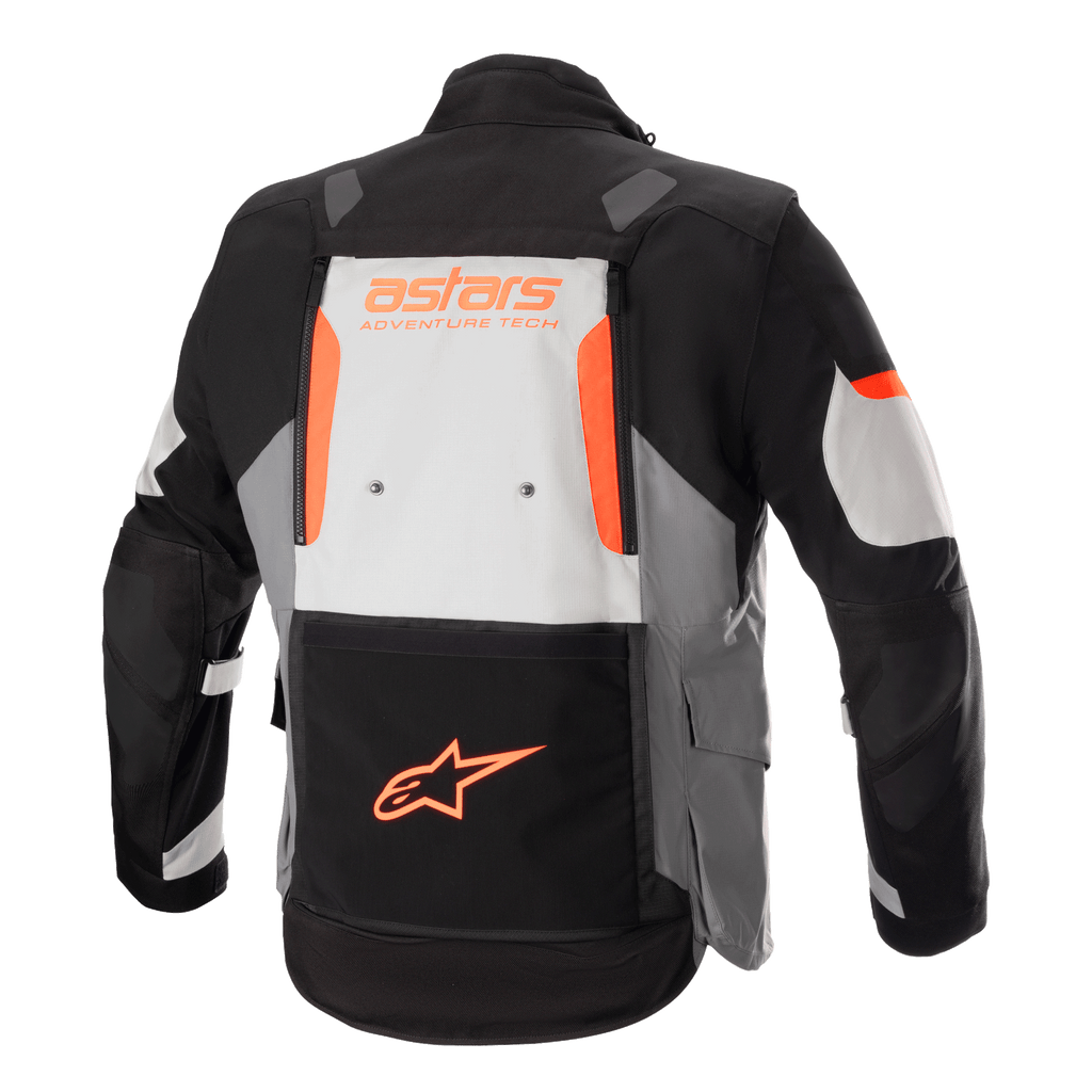 Alpinestars Halo Drystar® Jacke, Adventure-Tourenjacke, Dunkelgrau, Eisgrau und Schwarz mit orangefarbenen Akzenten, Rückansicht mit großem Belüftungseinsatz am Rücken, 'astars ADVENTURE TECH'-Branding und orangefarbenem Stern-Logo auf der unteren Tasche, technische Ganzjahres-Motorradausrüstung