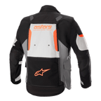 Alpinestars Halo Drystar® Jacke, Adventure-Tourenjacke, Dunkelgrau, Eisgrau und Schwarz mit orangefarbenen Akzenten, Rückansicht mit großem Belüftungseinsatz am Rücken, 'astars ADVENTURE TECH'-Branding und orangefarbenem Stern-Logo auf der unteren Tasche, technische Ganzjahres-Motorradausrüstung