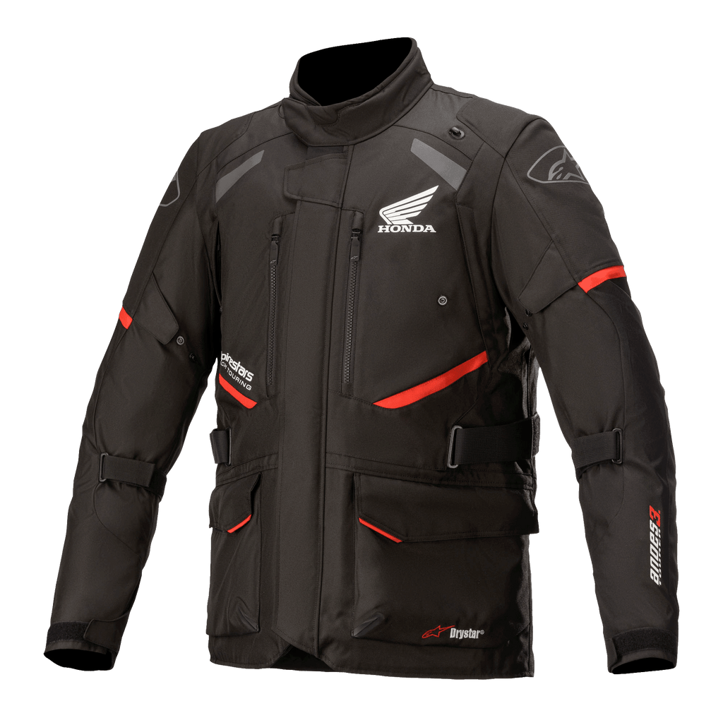 Honda Andes V3 Drystar Jacke, Motorrad-Tourenjacke, Schwarz mit roten Akzenten, Vorderansicht mit großen Cargotaschen und verstellbaren Riemen, technische Textilkonstruktion mit Honda-Flügel und Alpinestars-Logos, Adventure-inspiriertes Design