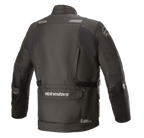 Alpinestars Andes V3 Drystar® Jacke, Motorradjacke, Schwarz, Rückansicht mit großer Mehrzwecktasche unten mit Alpinestars-Branding, reflektierende Akzente an den Schultern und verstellbarer Taillengürtel, strapazierfähiges Textildesign für Adventure-Touren