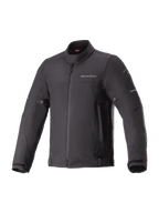 Alpinestars Husker Waterproof Jacket, schwarze urbane Motorradjacke, hochdichtes Softshell-Gewebe, hoher Kragen mit Druckknopf, durchgehender Front-Reißverschluss, verstellbare Riemen an Taille und Ärmelbündchen, dezentes Branding auf der Brust und reflektierende Akzente an den Ärmeln.