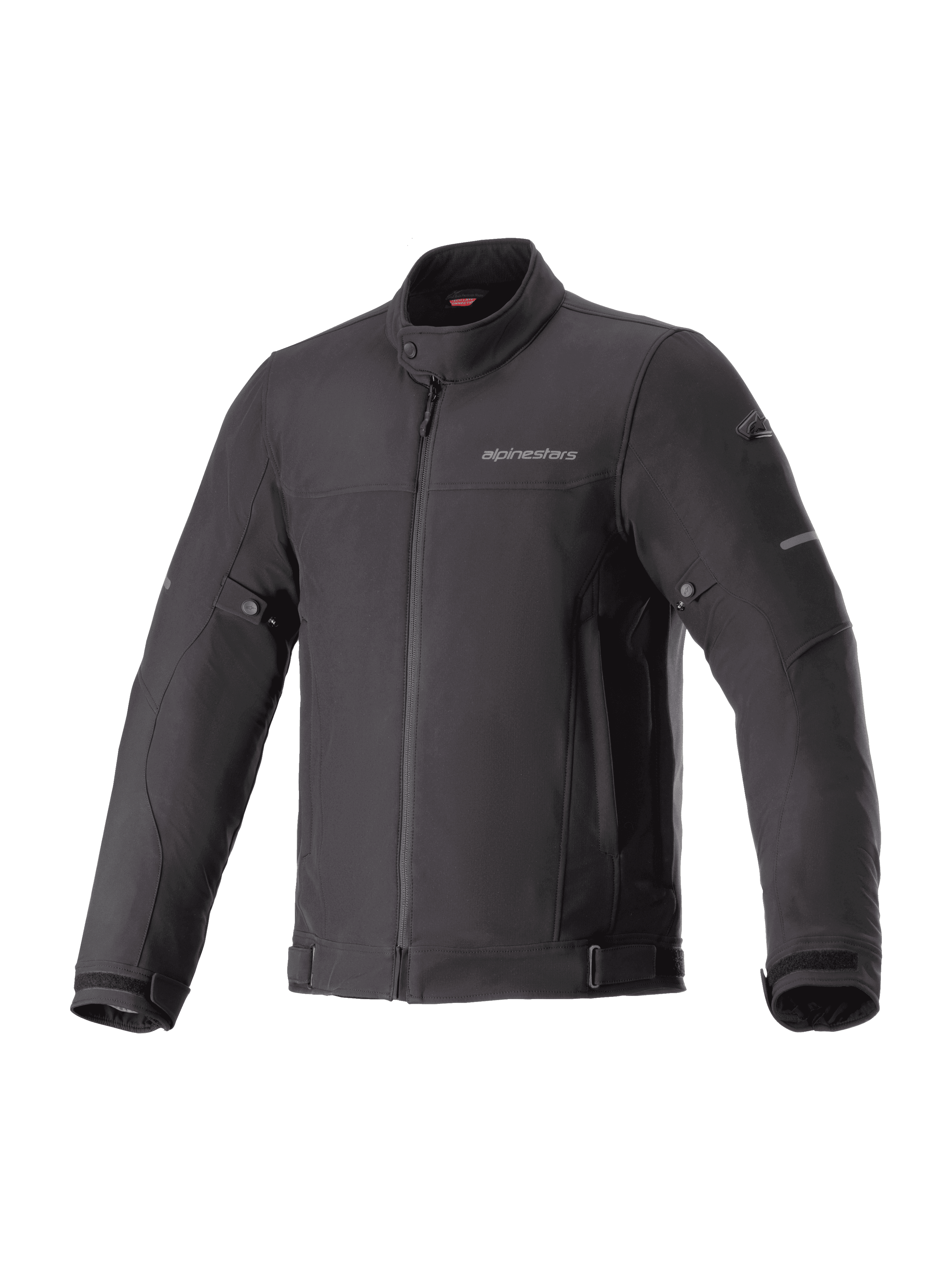 Alpinestars Husker Waterproof Jacket, schwarze urbane Motorradjacke, hochdichtes Softshell-Gewebe, hoher Kragen mit Druckknopf, durchgehender Front-Reißverschluss, verstellbare Riemen an Taille und Ärmelbündchen, dezentes Branding auf der Brust und reflektierende Akzente an den Ärmeln.