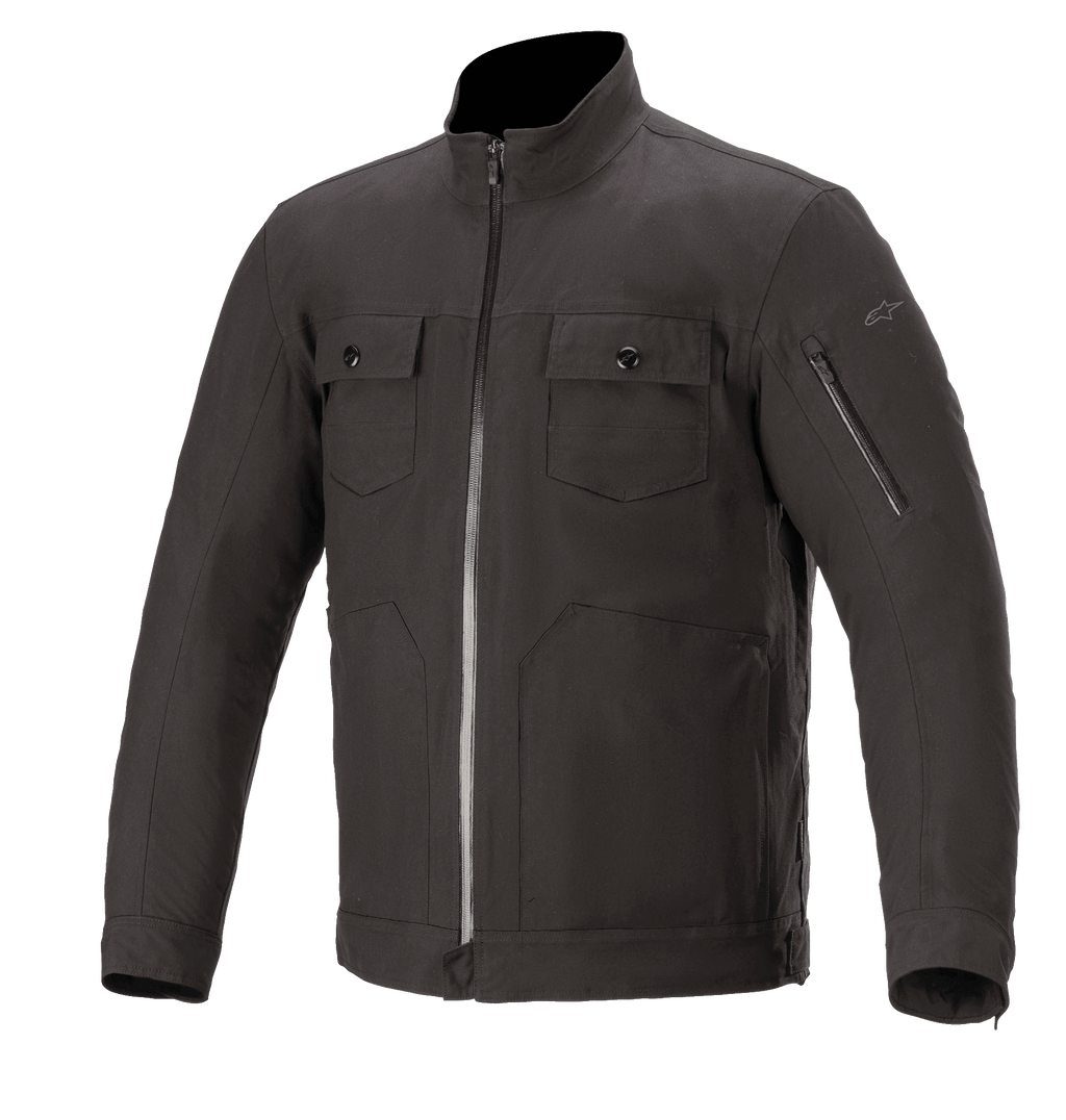 Alpinestars Solano Waterproof Jacke, urbane Motorradjacke, Schwarz, hoher gerader Kragen mit zentralem wasserdichtem Reißverschluss, zwei Brusttaschen mit Knöpfen, Reißverschlusstasche am Ärmel, lässige Textilkonstruktion mit glattem Finish