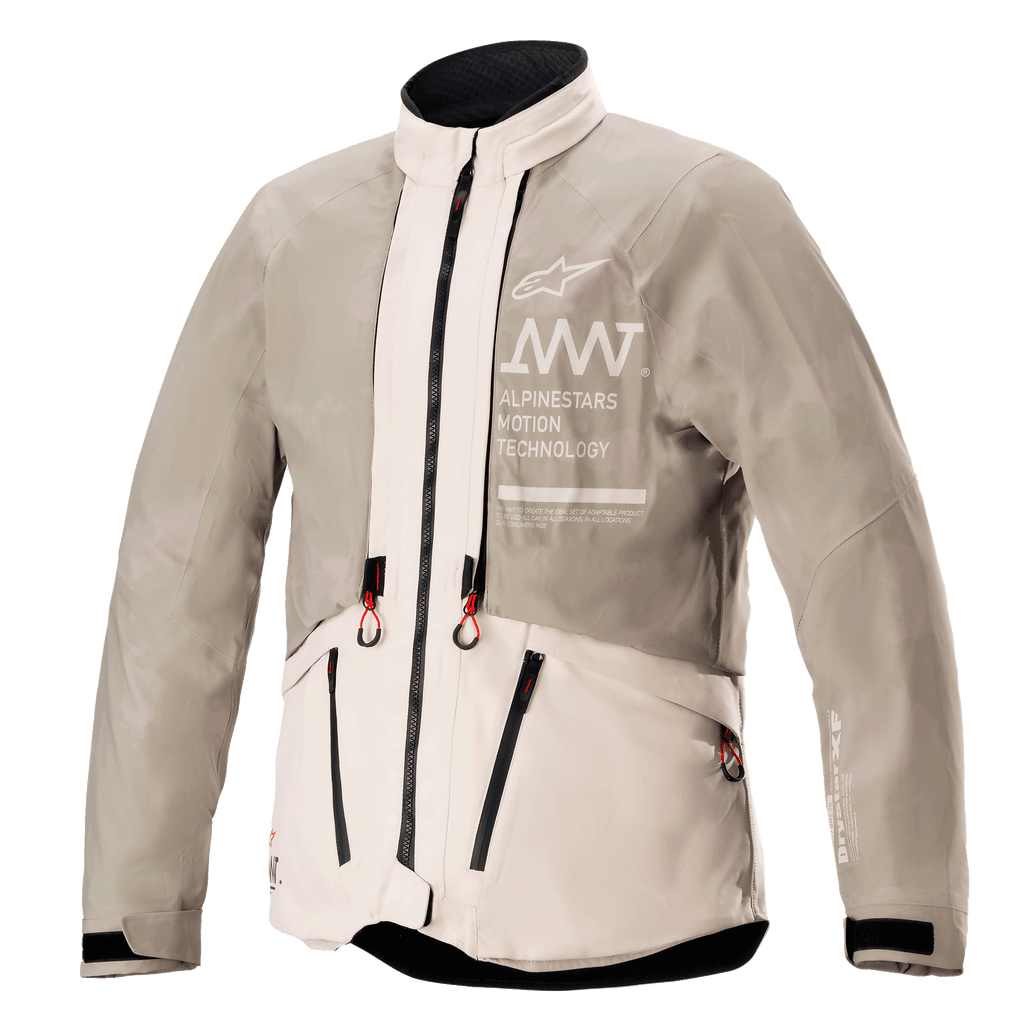 Alpinestars AMT-10LAB Drystar® XF Jacke, Regen-Konfiguration, White Sand Aluminum Camo, wasserdichte Textil-Adventure-Jacke mit AMT-Branding auf der Brust und rot markierten Reißverschluss-Zippern