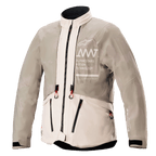 Alpinestars AMT-10LAB Drystar® XF Jacke, Regen-Konfiguration, White Sand Aluminum Camo, wasserdichte Textil-Adventure-Jacke mit AMT-Branding auf der Brust und rot markierten Reißverschluss-Zippern