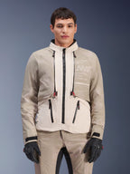 Alpinestars AMT-10LAB Drystar® XF Jacke, Adventure-Motorradjacke, White Sand Aluminum Camo, modulares Design mit schwarzen Reißverschlüssen und roten Akzenten, kombiniert mit passender Hose und schwarzen Handschuhen, Alpinestars Motion Technology Branding auf der Brust, professioneller Allwetter-Motorradanzug