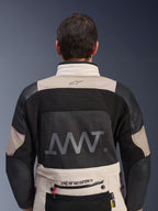 Rückansicht der Alpinestars AMT-10LAB Drystar® XF Jacke in White Sand und Schwarz, mit einem großen AMT-Logo auf dem Mesh-Rückeneinsatz, Alpinestars-Branding am unteren Rücken und technischer Textilkonstruktion für das Adventure-Motorradfahren