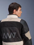 Alpinestars AMT-10LAB Drystar® XF Jacke, Rückansicht an männlichem Model, White Sand Aluminum Camo und Schwarz, mit großem AMT-Branding, Mesh-Belüftungseinsätzen und Lederverstärkungen, technische Adventure-Motorradbekleidung