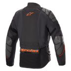 Alpinestars AMT-10R Drystar® XF Jacke, Motorrad-Adventure-Jacke, Schwarz mit orangefarbenem Alpinestars-Logo und grauen Superfabric-Einsätzen an Schultern und Ellbogen, Rückansicht, technische mehrsaisonale Fahrausrüstung
