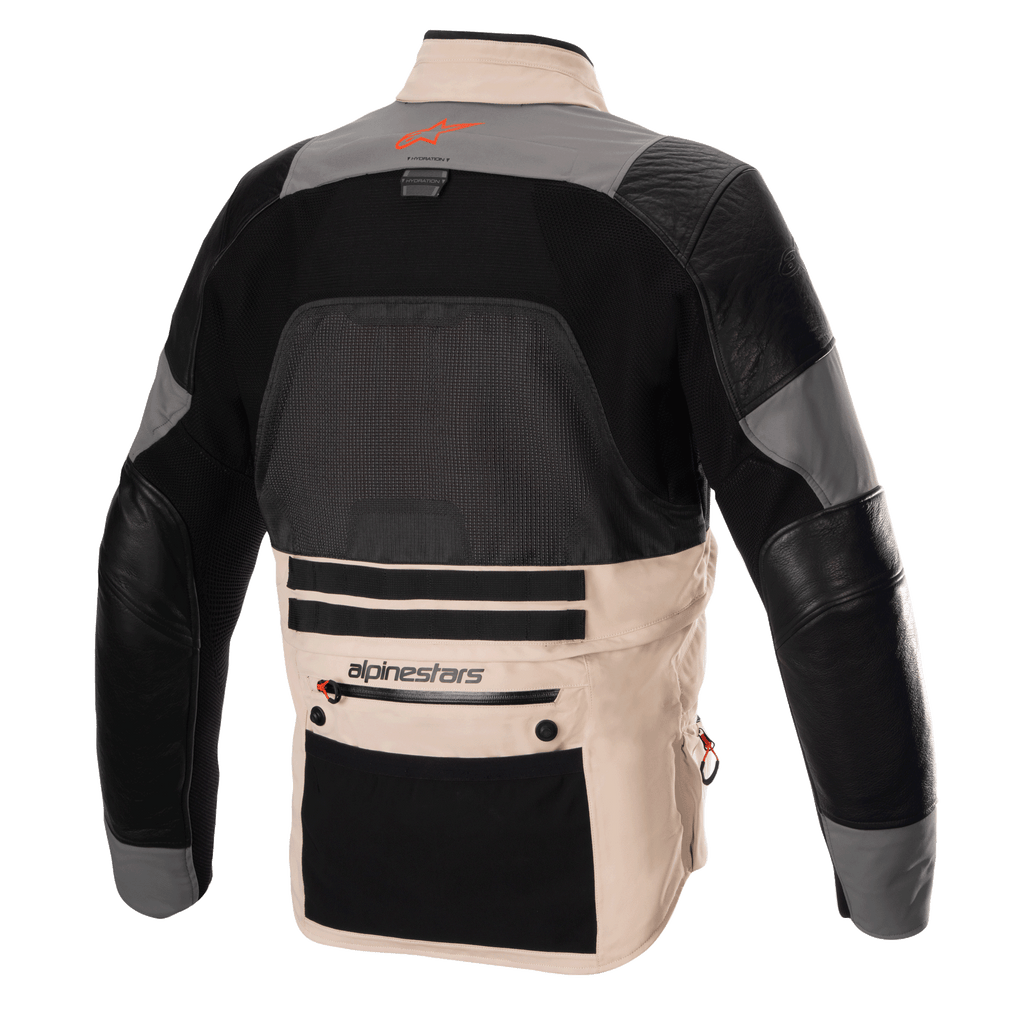 Alpinestars AMT-10R Drystar XF Jacke, Adventure-Motorradjacke, Rückansicht in Heat-Konfiguration, Fur Gray und Pale Brown mit schwarzen Panels, mit großem Mesh-Rückeneinsatz zur Belüftung, Lederverstärkungen an den Armen und einer großen Tasche am unteren Rücken mit Alpinestars-Branding.