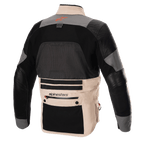 Alpinestars AMT-10R Drystar XF Jacke, Adventure-Motorradjacke, Rückansicht in Heat-Konfiguration, Fur Gray und Pale Brown mit schwarzen Panels, mit großem Mesh-Rückeneinsatz zur Belüftung, Lederverstärkungen an den Armen und einer großen Tasche am unteren Rücken mit Alpinestars-Branding.