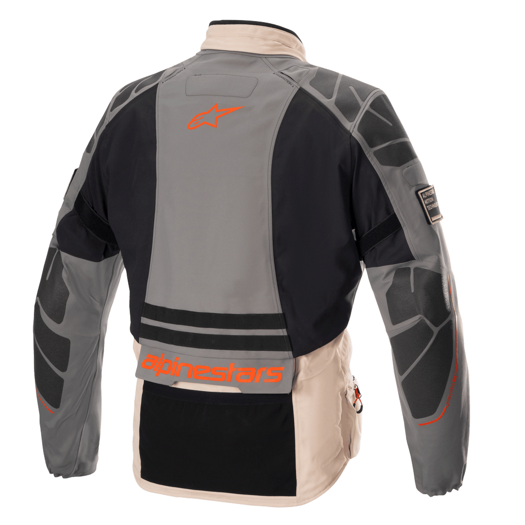 Alpinestars AMT-10R Drystar® XF Jacke, Adventure-Motorradjacke, Fur Gray, Pale Brown und Spicy Orange, Rückansicht mit schützenden Schulter- und Ellbogenverstärkungen, orangefarbenes Alpinestars-Logo und Branding, modulares Allwetter-Textildesign