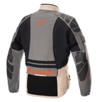 Alpinestars AMT-10R Drystar® XF Jacke, Adventure-Motorradjacke, Fur Gray, Pale Brown und Spicy Orange, Rückansicht mit schützenden Schulter- und Ellbogenverstärkungen, orangefarbenes Alpinestars-Logo und Branding, modulares Allwetter-Textildesign
